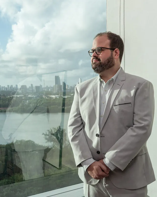 Dr. Daniel Felisberto no consultório, com vista para o Recife